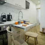 アパート Corner Apts - Charming For 3 In The Heart Of The Perfect For Memorable Summer Experiences By Mana Gers ザキントス